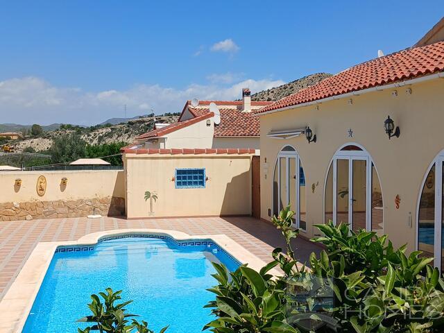 Villa Luna: Resale Villa for Sale in Arboleas, Almería