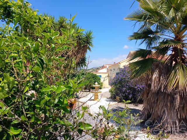 Villa Luna: Resale Villa for Sale in Arboleas, Almería