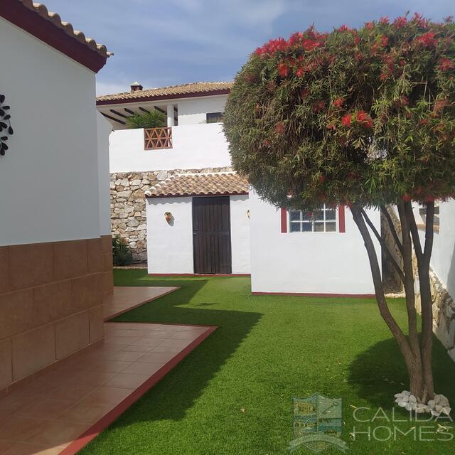 Villa Lupin: Resale Villa for Sale in Arboleas, Almería