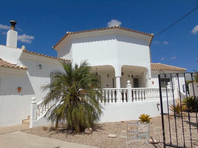 Villa Magenta: Resale Villa for Sale in Partaloa, Almería