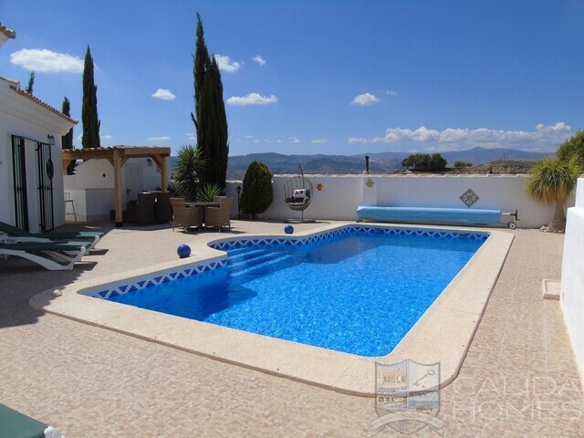 Villa Magenta: Resale Villa for Sale in Partaloa, Almería