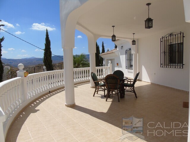 Villa Magenta: Resale Villa for Sale in Partaloa, Almería