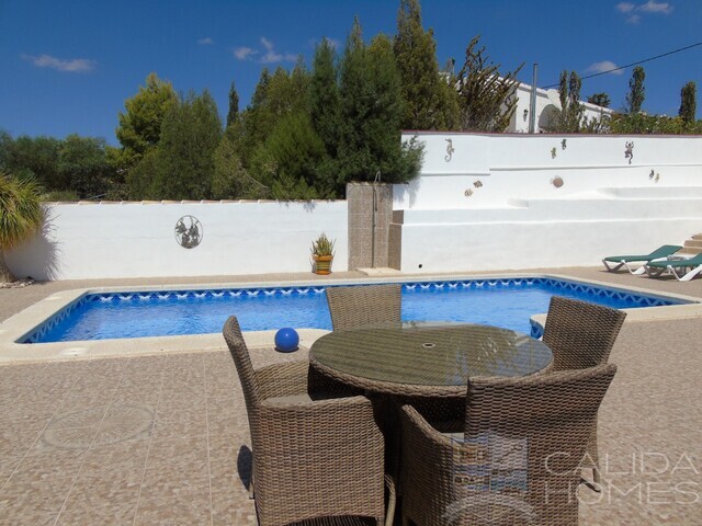 Villa Magenta: Resale Villa for Sale in Partaloa, Almería