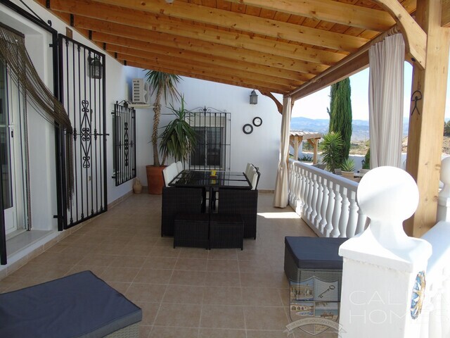 Villa Magenta: Resale Villa for Sale in Partaloa, Almería