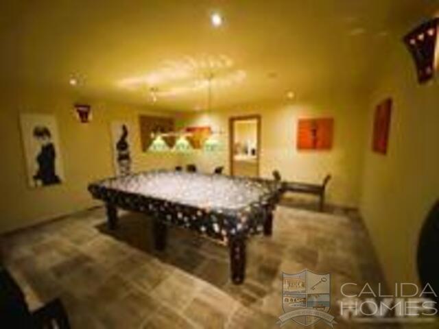 Villa Magnifica : Resale Villa for Sale in Vera, Almería