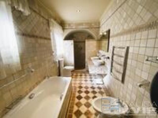 Villa Magnifica : Resale Villa for Sale in Vera, Almería