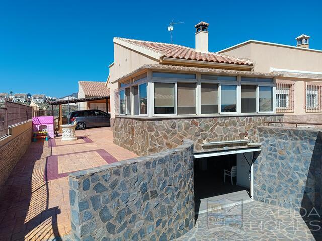 Villa Nevada: Resale Villa for Sale in La Alfoquia, Almería