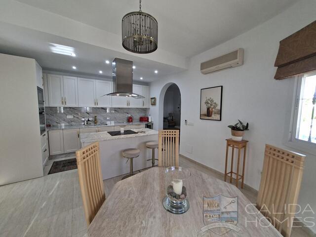 Villa Nueva Vida : Resale Villa for Sale in Arboleas, Almería