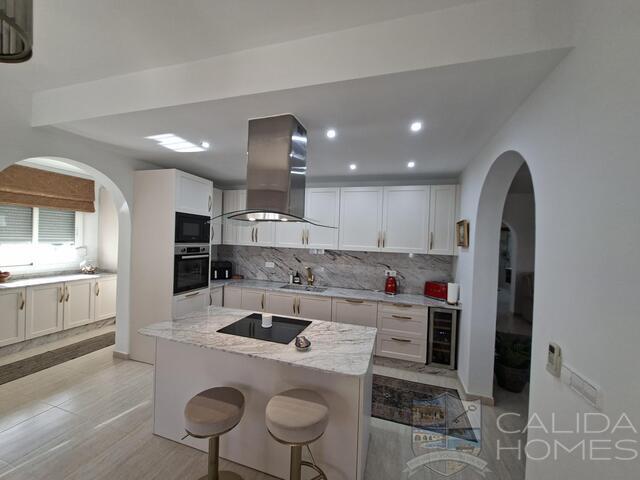Villa Nueva Vida : Resale Villa for Sale in Arboleas, Almería