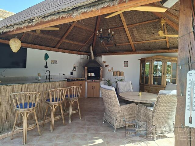 Villa Nueva Vida : Resale Villa for Sale in Arboleas, Almería