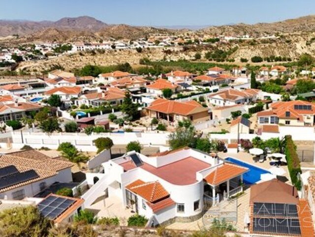 Villa Nueva Vida : Resale Villa for Sale in Arboleas, Almería