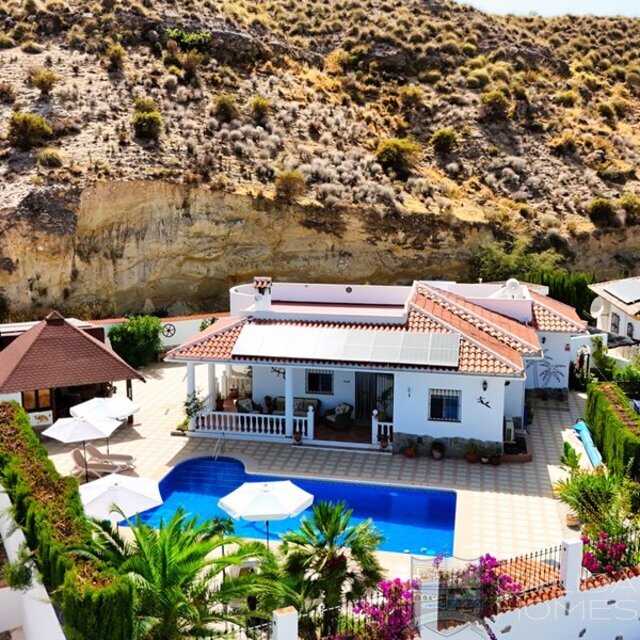 Villa Nueva Vida : Resale Villa for Sale in Arboleas, Almería