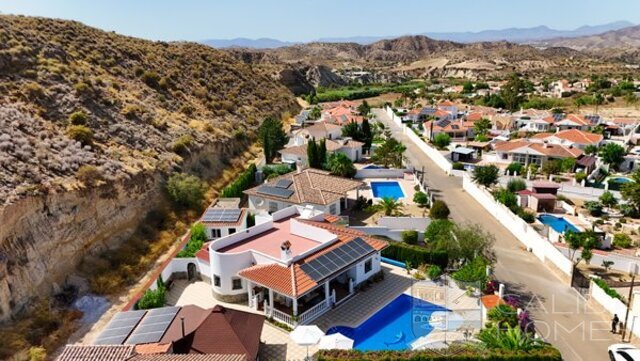 Villa Nueva Vida : Resale Villa for Sale in Arboleas, Almería