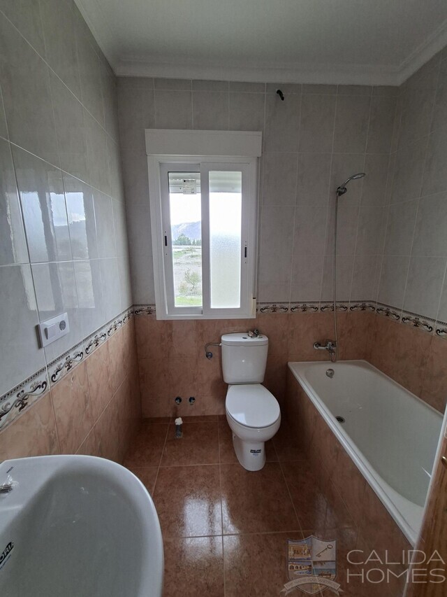 Villa Nuevo Uno : Herverkoop Villa te Koop in Chirivel, Almería