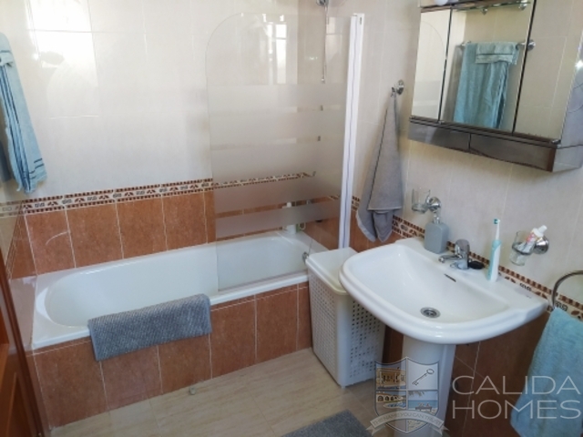 Villa Oasis: Resale Villa for Sale in Arboleas, Almería