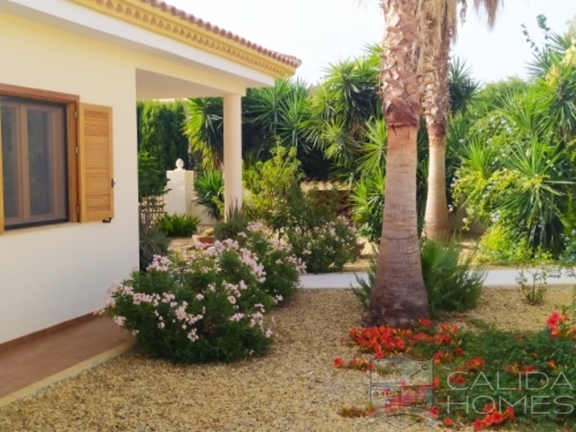 Villa Oasis: Resale Villa for Sale in Arboleas, Almería