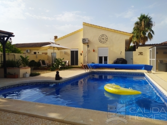 Villa Oasis: Resale Villa for Sale in Arboleas, Almería