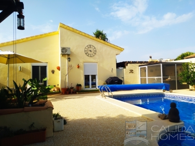 Villa Oasis: Resale Villa for Sale in Arboleas, Almería