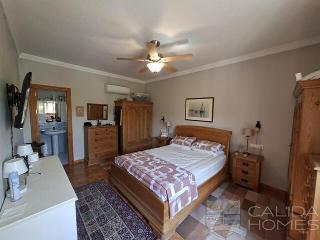 Villa Palacio : Resale Villa for Sale in Arboleas, Almería