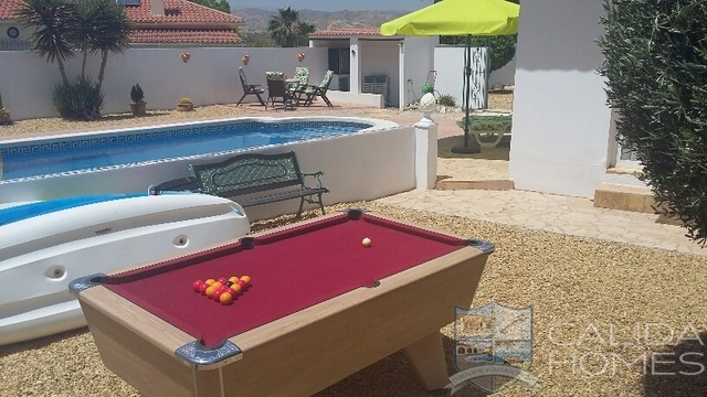 Villa Paloma: Resale Villa for Sale in Arboleas, Almería