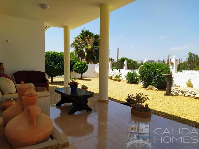 Villa Paloma: Resale Villa for Sale in Arboleas, Almería