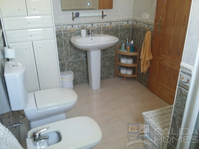 Villa Paloma: Resale Villa for Sale in Arboleas, Almería