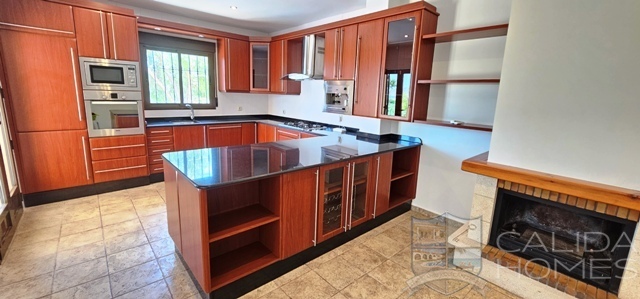 Villa Papillon: Resale Villa for Sale in Zurgena, Almería