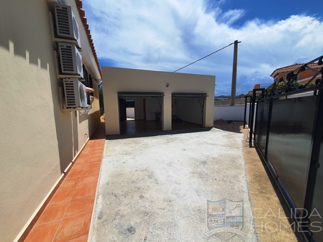 Villa Papillon: Resale Villa for Sale in Zurgena, Almería