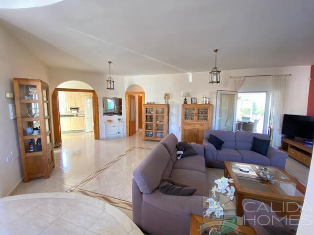 Villa Muy Buena: Resale Villa for Sale in Partaloa, Almería