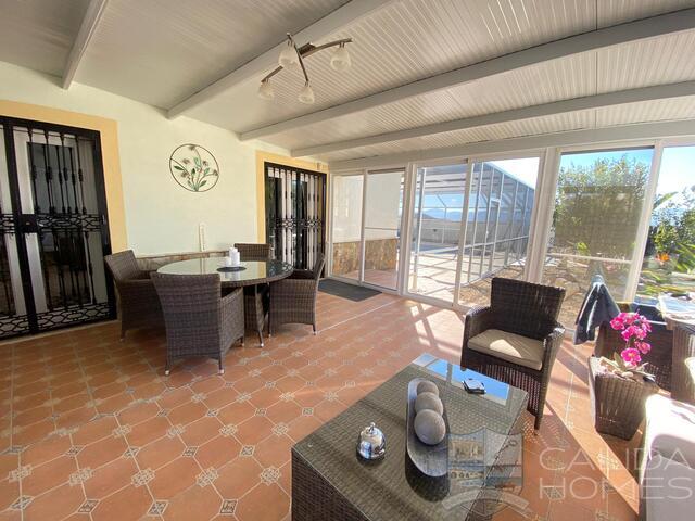 Villa Muy Buena: Resale Villa for Sale in Partaloa, Almería