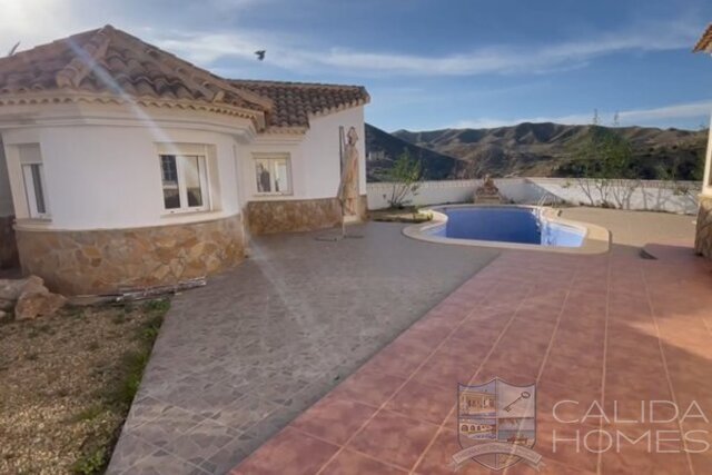 Villa Pasionata: Resale Villa for Sale in Arboleas, Almería