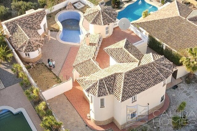 Villa Pasionata: Resale Villa for Sale in Arboleas, Almería