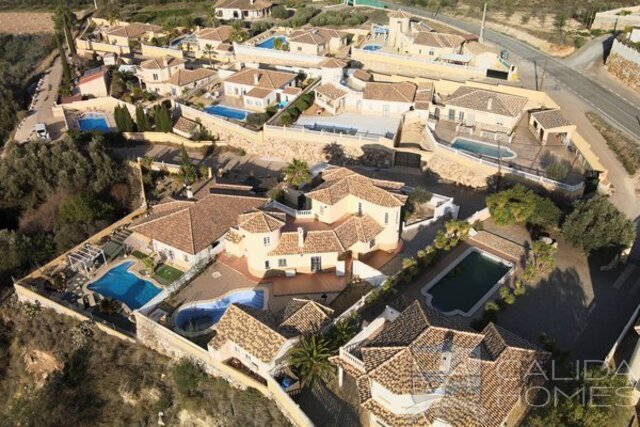 Villa Pasionata: Resale Villa for Sale in Arboleas, Almería