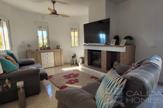 Villa Pebbles: Resale Villa for Sale in Cantoria, Almería