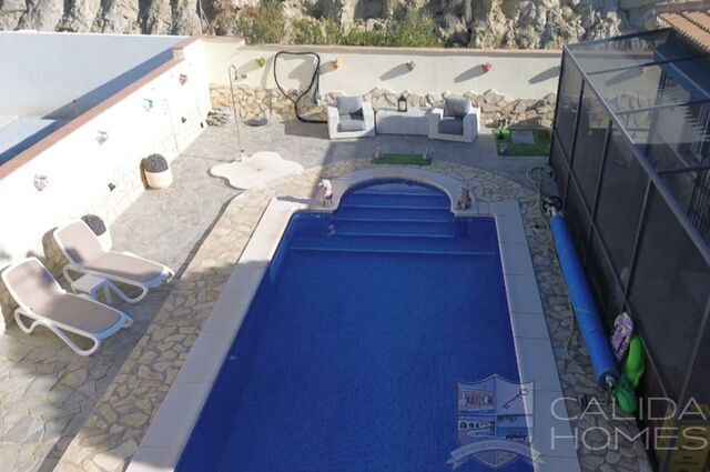 Villa Pebbles: Resale Villa for Sale in Cantoria, Almería