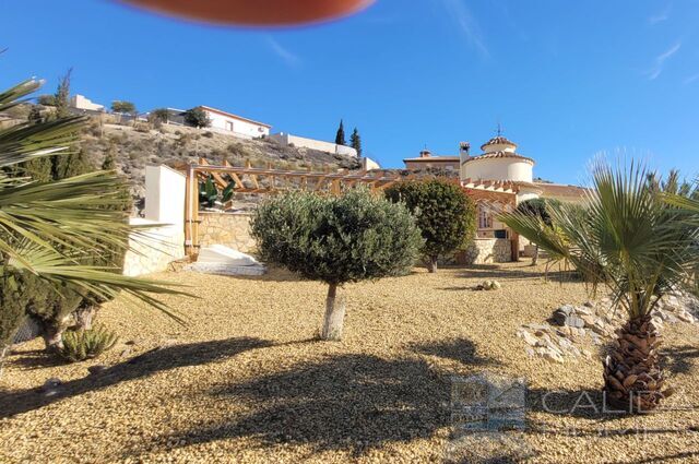 Villa Pebbles: Resale Villa for Sale in Cantoria, Almería