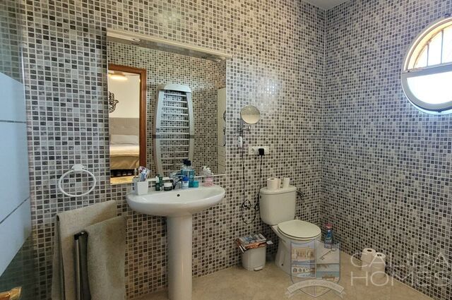 Villa Pebbles: Resale Villa for Sale in Cantoria, Almería