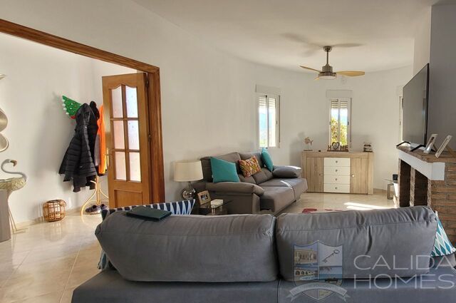 Villa Pebbles: Resale Villa for Sale in Cantoria, Almería