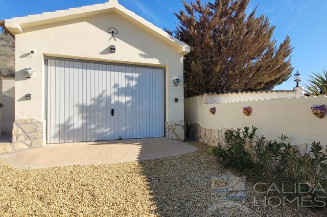 Villa Pebbles: Resale Villa for Sale in Cantoria, Almería