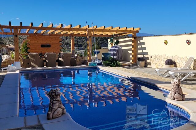 Villa Pebbles: Resale Villa for Sale in Cantoria, Almería