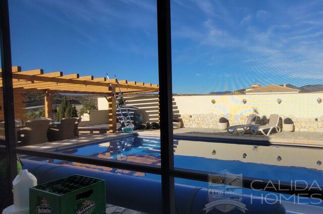 Villa Pebbles: Resale Villa for Sale in Cantoria, Almería