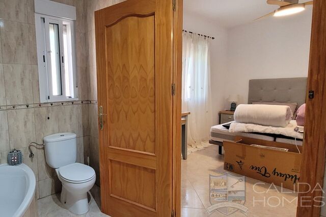 Villa Pebbles: Resale Villa for Sale in Cantoria, Almería
