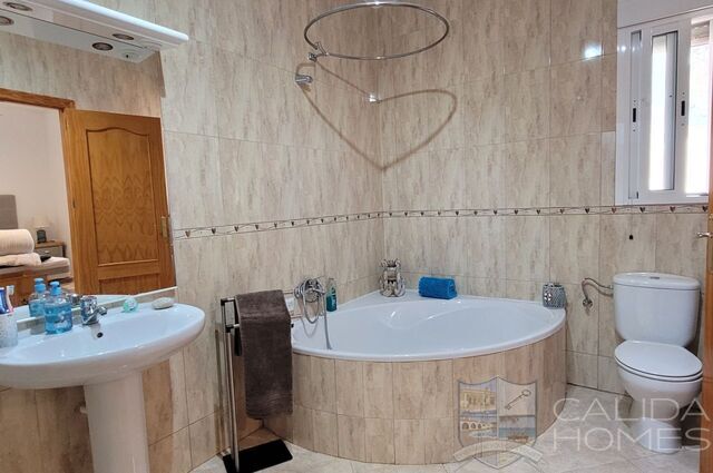 Villa Pebbles: Resale Villa for Sale in Cantoria, Almería