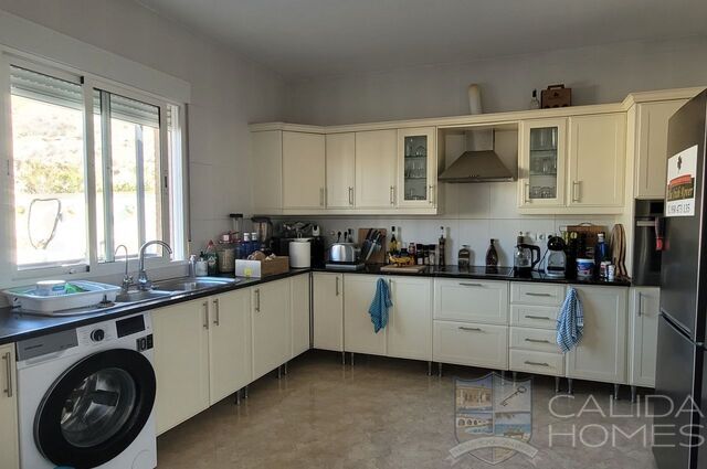 Villa Pebbles: Resale Villa for Sale in Cantoria, Almería