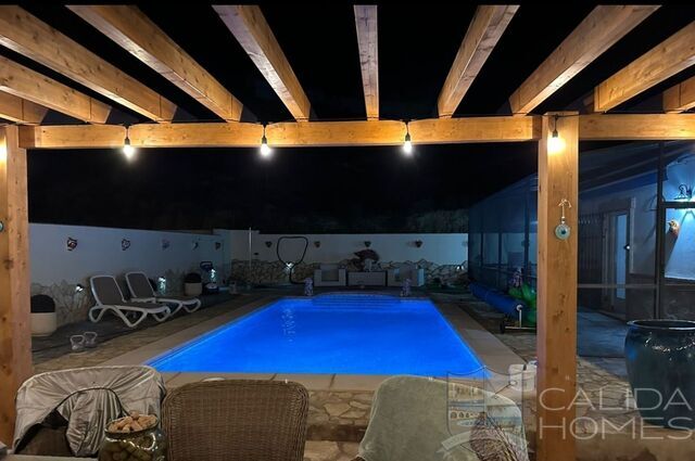 Villa Pebbles: Resale Villa for Sale in Cantoria, Almería