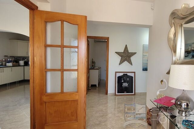 Villa Pebbles: Resale Villa for Sale in Cantoria, Almería