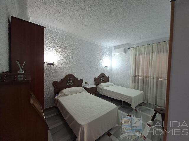 Villa Peral : Resale Villa for Sale in Cullar, Granada