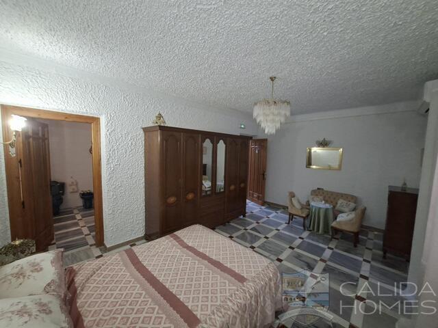 Villa Peral : Resale Villa for Sale in Cullar, Granada
