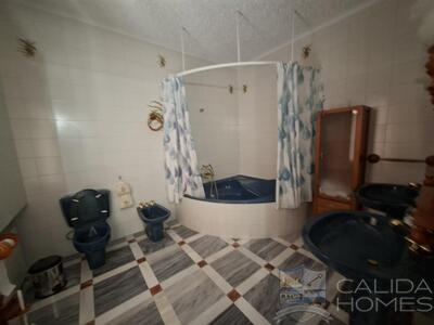 Villa Peral : Resale Villa in Cullar, Granada