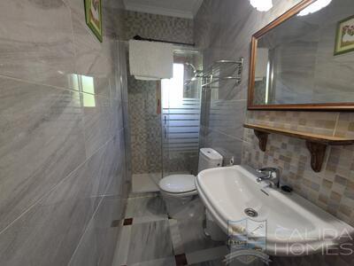 Villa Peral : Resale Villa in Cullar, Granada